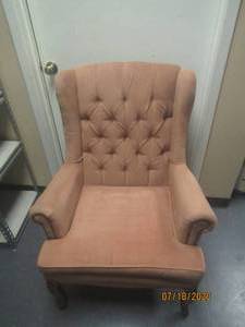 lot 189 image: VINTAGE TOP TUFTED UPHOLSTERED ARM CHAIR&nbsp