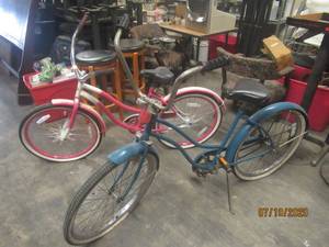lot 204 image: VINTAGE HUFFY BIKES BLUE ROAD SIDE CRUISER &nbsp &amp PINK HUFFY&nbsp
