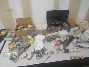 lot 209 image: GENEROUS AMOUNT OF ASSORTED LOCKS , ENTRY DOOR KNOB SETS &amp HARDWARE&nbsp