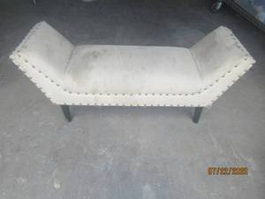 lot 253 image: NAIL HEAD&nbsp BEIGE UPHOLSTERED&nbsp BENCH&nbspNEED CLEANING&nbsp