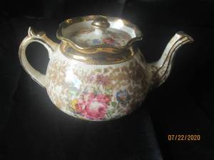 lot 267 image: VINTAGE ARTHUR WOOD MADE IN ENGLAND TEA POT ,ROSE FLORAL WITH BROWN SPONGE PAINT &amp GOLD TRIM 3726