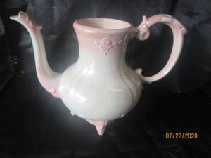lot 283 image: VINTAGE WHITE IRIDSCENT FOOTED&nbsp LONG NECK PITCHER&nbsp