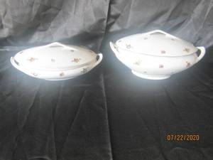 lot 284 image: DUO ANTIQUE H.J. CO&nbsp BAVARIA PORCELAIN TUREENS&nbsp11L&nbsp &amp 12 L