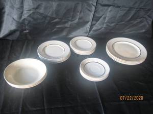 lot 294 image: 21 PC VINTAGE KING QUALITY HAND PAINTED WARRANTED 22KT GOLD MADE IN U.S.A&nbsp DINNERWARE SET&nbspSOME SHOW SIGNS OF WEAR&nbsp
