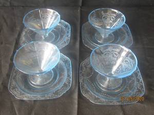 lot 255 image: TOTAL OF 8&nbsp BLUE DEPRESSION FEDERAL MADRID GLASSWARE&nbsp&nbsp4- SALAD PLATES&nbsp&nbsp4- SHERBET FOOTED GLASSES&nbsp