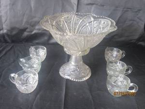 lot 258 image: STUNNING VINTAGE PRESSED GLASS PEDESTAL PUNCH BOWL&nbsp SET WITH 6 CUPS&nbsp