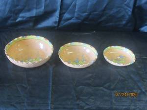 lot 304 image: 3PC&nbsp VINTAGE HAND PAINTED&nbsp NESTING POTTERY BOWLS&nbsp