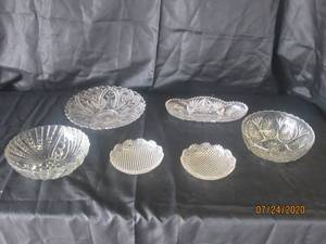 lot 305 image: TOTAL OF 6 VINTAGE CLEAR SAW TOOTH GLASS DISHES