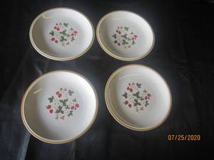 lot 311 image: TOTAL OF 4 VINTAGE STRAWBERRIES N CREAM BY SHEFFIELD STONEWARE JAPAN 7 PLATES&nbsp