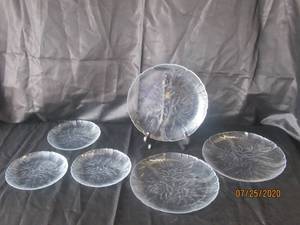 lot 314 image: TOTAL OF 6 VINTAGE CANTERBURY BY ARCOROC PLATES&nbsp&nbsp&nbsp 3- DINNER PLATES&nbsp&nbsp&nbsp 3- SALAD PLATES&nbsp