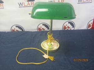 lot 358 image: TRADITIONAL BANKERS LAMP ,BRASS BASE, HANDMADE EMERALD GREEN GLASS SHADE&nbsp