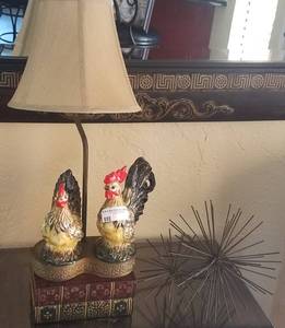 lot 4 image: CERAMIC ROOSTER THEMED TABLE TOP LAMP AND MORE