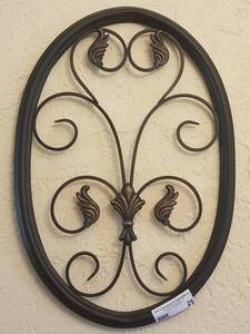 lot 25 image: METAL WALL DECOR PIECE (14W X 20H)