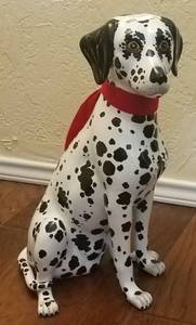 lot 33 image: LARGE DALMATIAN DOG SCULPTURE (18.75 H x 10.5 W)