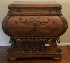 lot 35 image: LARGE BOMBAY STYLE CHEST TABLE WITH METAL BASE (34 W X 33 H X 19 12 D)