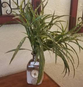 lot 38 image: ACCENT VASE WITH ARTIFICIAL FLORAL DECOR