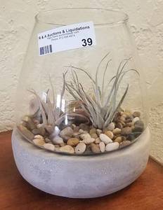 lot 39 image: TABLE TOP GLASS VASE WITH ARTIFICIAL PLANT DECOR