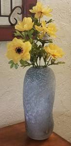 lot 40 image: TABLE TOP GLASS VASE WITH ARTIFICIAL FLORAL DECOR