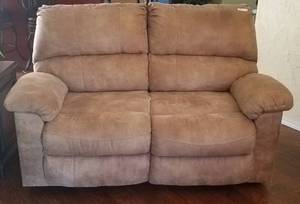 lot 43 image: DOUBLE-RECLINER LOVE SEAT CHAIR