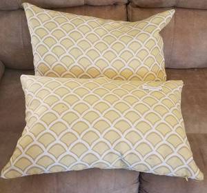lot 44 image: LOT OF DECOR PILLOWS