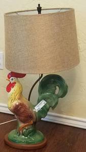lot 57 image: VINTAGE CERAMIC ROOSTER LAMP WITH SHADE