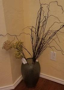 lot 58 image: GLASS VASE WITH FLORAL DECOR