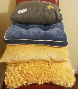 lot 68 image: LOT OF ASSORTED ACCENT PILLOWS