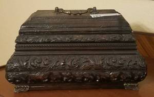 lot 73 image: LIDDED TRINKET BOX