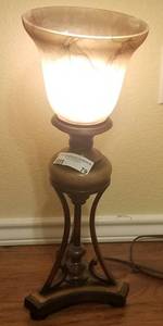 lot 79 image: TABLE TOP LAMP WITH SHADE (20 HIGH)