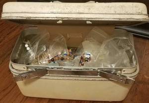 lot 84 image: VINTAGE SAMSONITE SILHOUETTE TRAIN CASE FULL OF BROKEN JEWELRYPIECES AND SUCH
