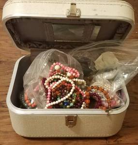 lot 85 image: VINTAGE TRAVEL TRAIN CASE FULL OF BROKEN JEWELRYPIECES AND SUCH AS SHOWN.