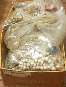 lot 86 image: BOX LOT OF BROKEN JEWELRYPIECES AND SUCH AS SHOWN.