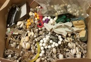 lot 87 image: BOX LOT OF BROKEN JEWELRYPIECES AND SUCH AS SHOWN.