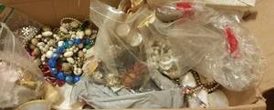 lot 88 image: BOX LOT OF BROKEN JEWELRYPIECES AND SUCH AS SHOWN.