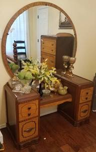 lot 91 image: VINTAGE MID-CENTURY VANITY DRESSER WITH ROUND MIRROR (MATCHES LOT 89 AND 90) 9950 12W X 20 12D X 69H)