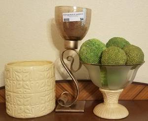 lot 94 image: LOT OF ASSORTED DECOR ITEMS