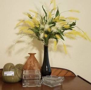 lot 97 image: LOT OF ASSORTED DECOR ITEMS
