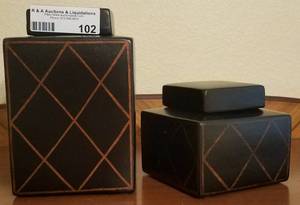 lot 102 image: LOT OF 2 DECOR BOXES WITH LIDS