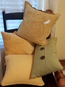 lot 108 image: LOT OF ASSORTED ACCENT PILLOWS