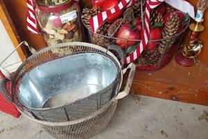 lot 171 image: LOT OF ASSORTED CHRISTMAS DECOR