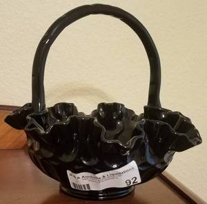 lot 92 image: FENTON STYLE RUFFLED EDGE GLASS VASE WITH HANDLE