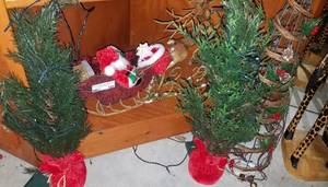 lot 185 image: LOT OF ASSORTED CHRISTMAS DECOR