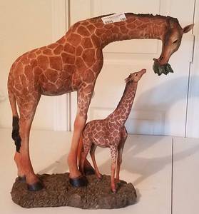 lot 190 image: LARGE SIZE GIRAFFES SCULPTURE (19W X 19H)