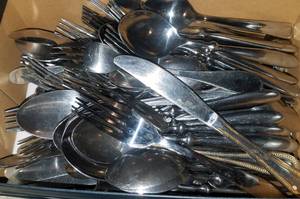 lot 195 image: LOT OF ASSORTED FLAT WARE
