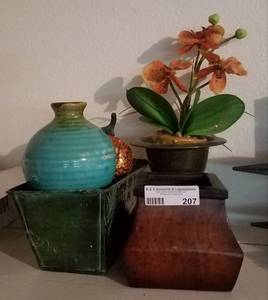 lot 207 image: LOT OF ASSORTED HOME DECOR