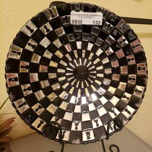 lot 132 image: LARGE ROUND DECOR PLATE WITH STAND (11.5 DIAMETER)