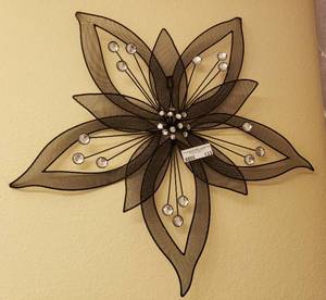 lot 133 image: LARGE MESH FLOWER WALL DECOR (25 x 20)