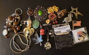 lot 164 image: LOT OF ASSORTED JEWELRY