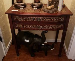 lot 324 image: ACCENT SIDE TABLE (28 W x 28 12 H x 14 12 D)