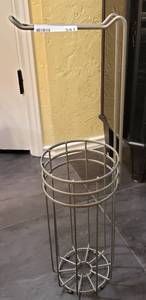 lot 341 image: ASSORTED BATHROOM TOWELS AND TOILET PAPER HOLDER
